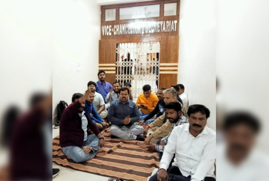 Trinamul-Aligned Staff and Students Lock Up University Officials, Demand Convocation Delay