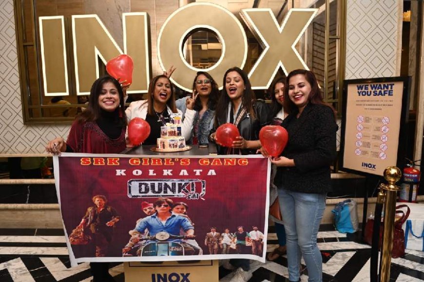King Khan's Fans Celebrate Dunki Release with Chocolate Truffle Cake, Popcorn Popcorn and "Jab Tak Hai Jaan" Chants
