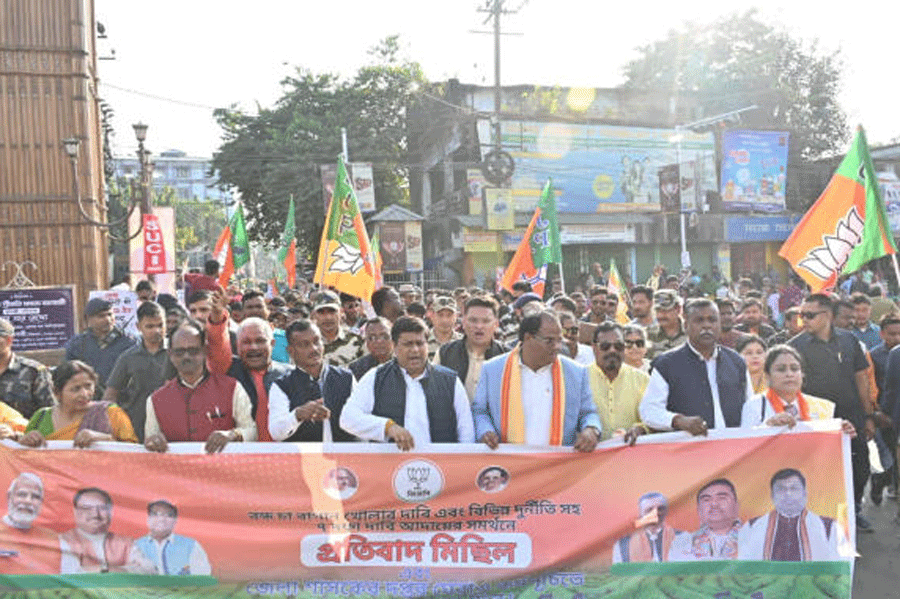 Bengal BJP Blames Mamata for Tea Woes, Sidesteps Modi Govt's Role (Image of Sukanta Majumdar addressing a crowd of tea workers)