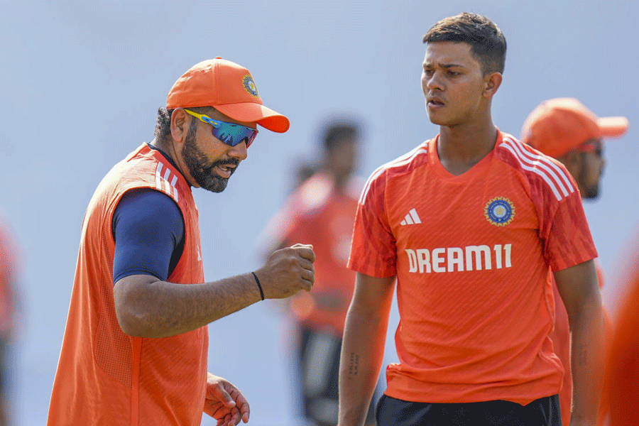 India Reconsidering Strategies as England Takes Lead: Reverse Sweep Dominates Training Session Ahead of Second Test