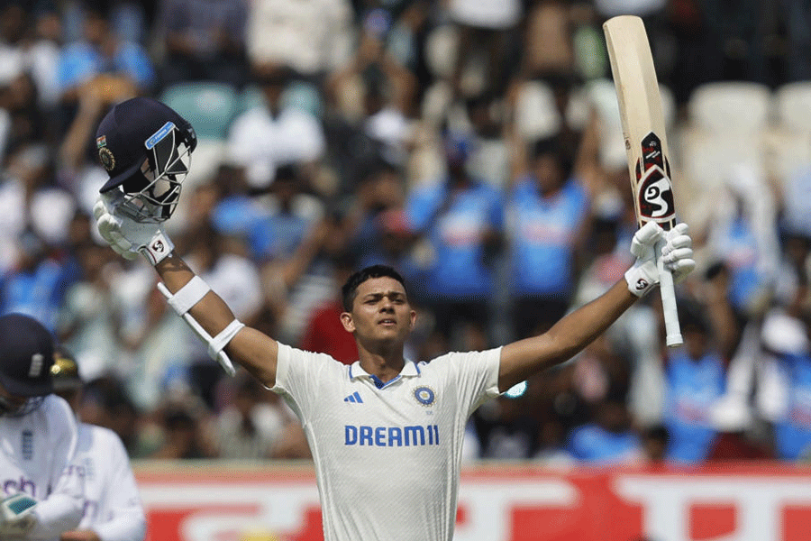 Yashasvi Jaiswal Shines with Century on Day One of Second Test Against England
