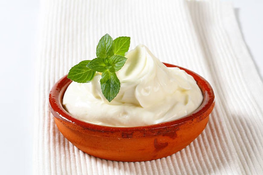 What are the potential weight loss benefits of adding curd to your diet?