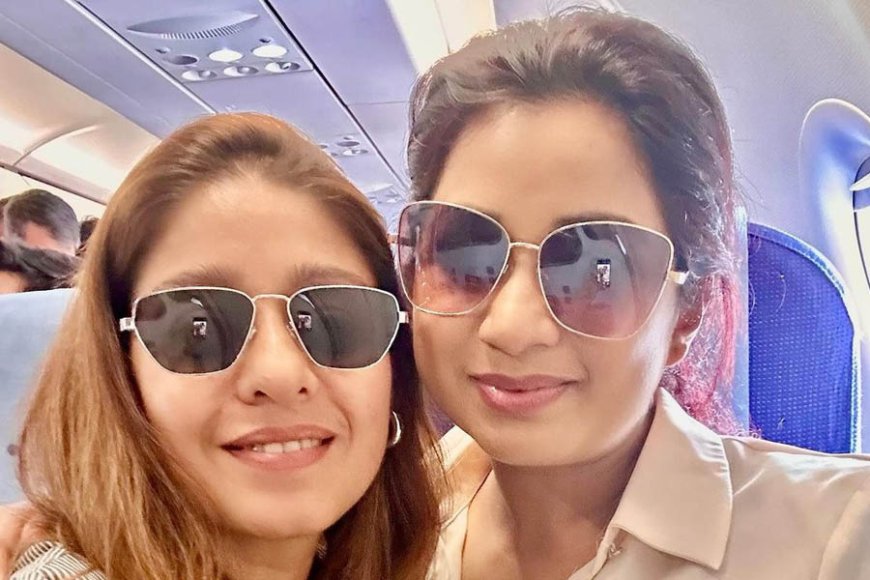 Shreya Ghoshal & Sunidhi Chauhan's In-Flight Selfies Break the Internet