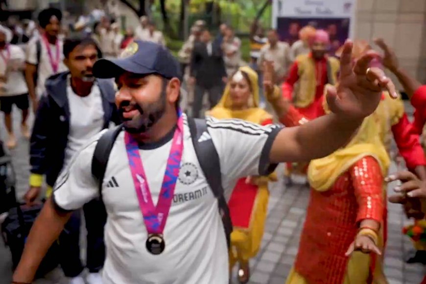 Cricket World Cup Champs Return Home to Hero's Welcome